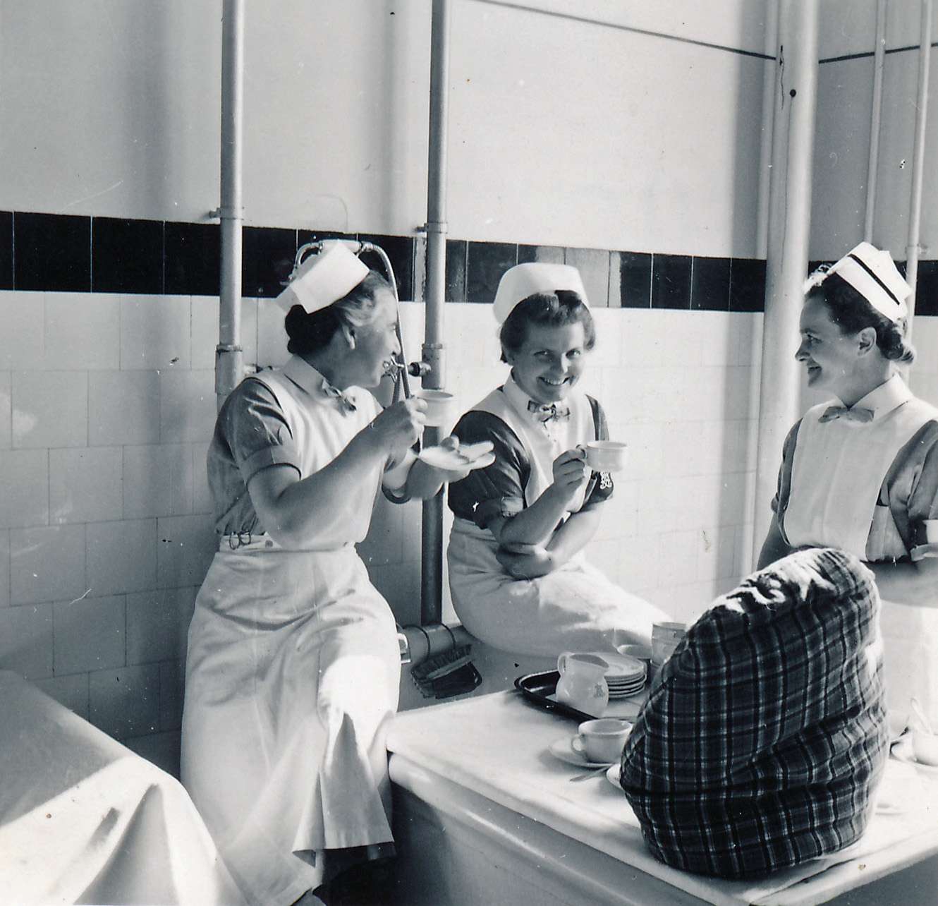 Sygeplejersker på Rigshospitalet drikker formiddagskaffe på kanten af badekarret